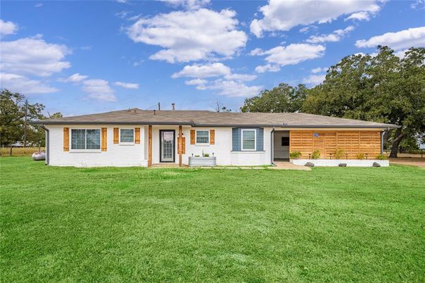 Backyard, Exterior, Facade, Ranch