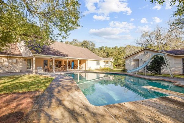 Exterior, Playground, Pool