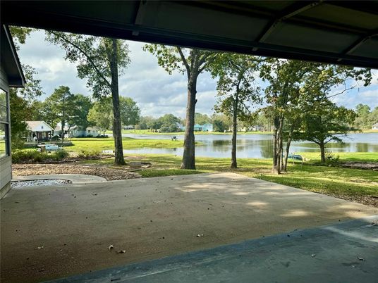 Exterior, Lake
