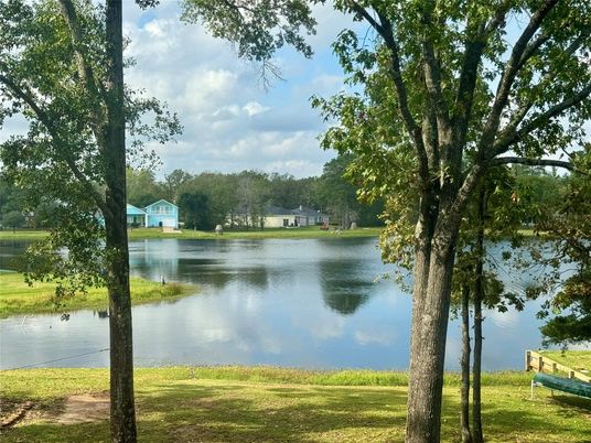 Exterior, Lake