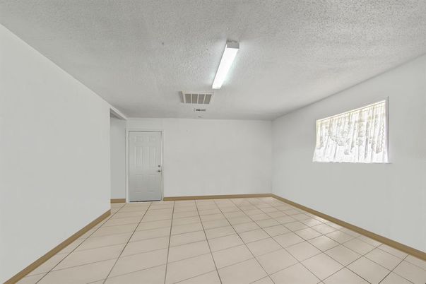 Empty room, Interior