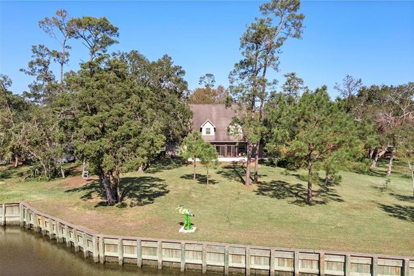 Exterior, Lake