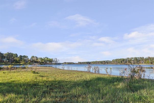 Exterior, Lake