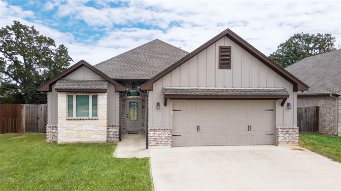 Attached, Exterior, Facade, Farmhouse