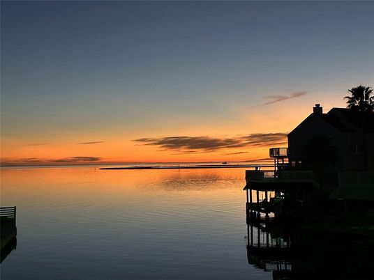 Exterior, Lake