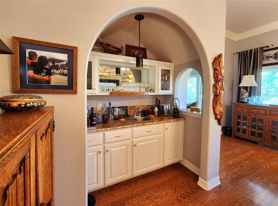 Interior, Pendant Lights, Wood Texture Flooring