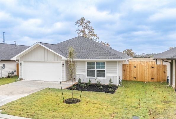 Attached, Exterior, Facade, Ranch