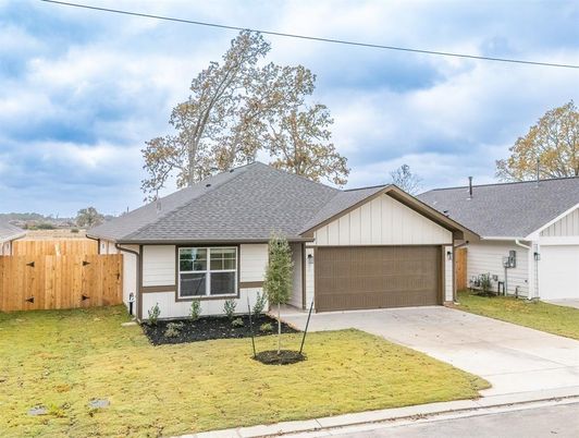 Attached, Exterior, Facade, Ranch