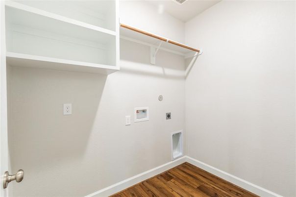 Interior, Walk-in Closets, Wood Texture Flooring