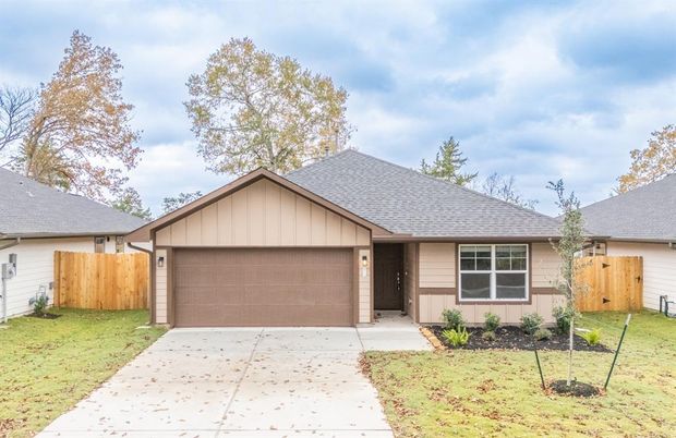 Attached, Exterior, Facade, Ranch