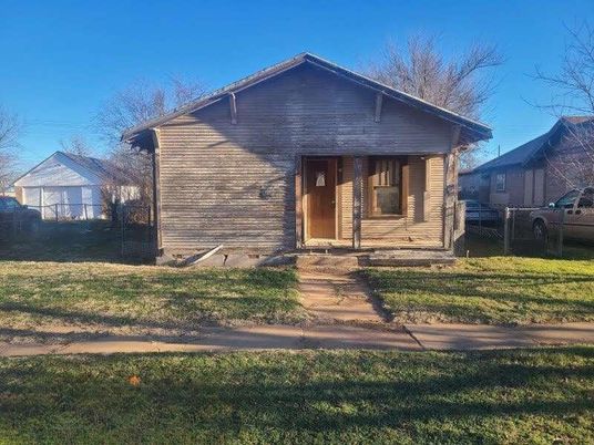 Exterior, Facade, Brick Facade, Log Home