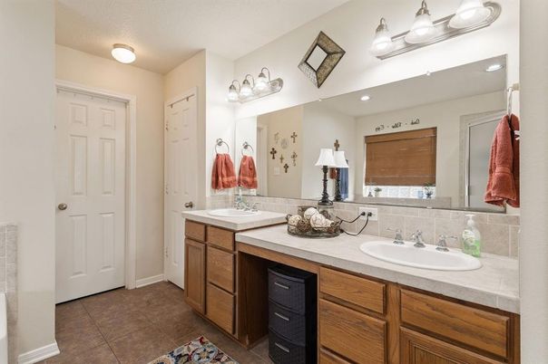 Bathroom, Dual Sink Vanities, Interior