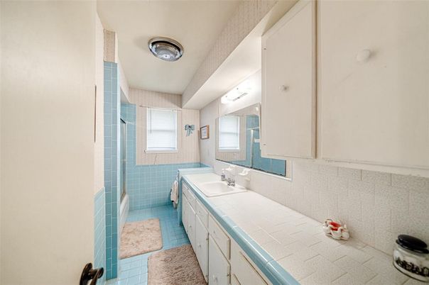 Bathroom, Interior, Tile Countertops