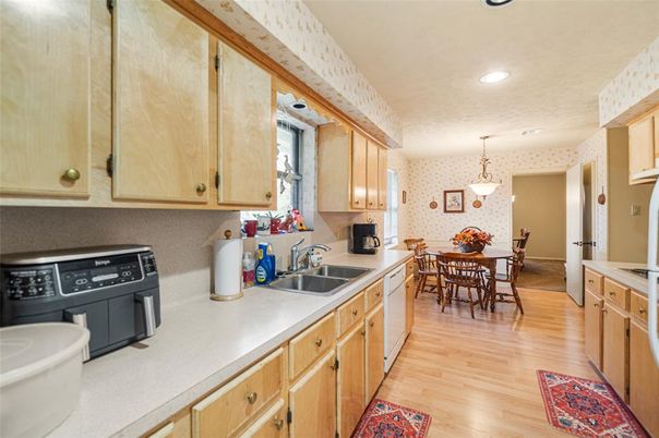 Dining room, Interior, Kitchen, Pendant Lights, Recessed Lighting, Wood Texture Flooring