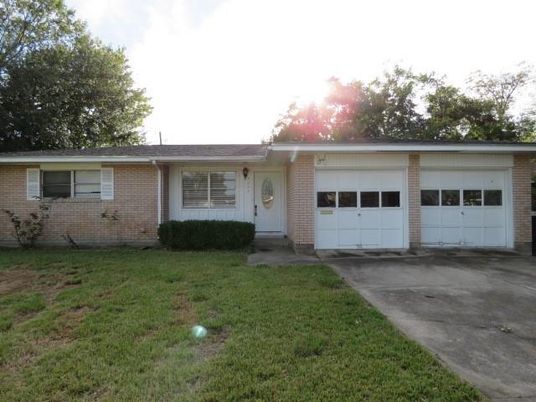 Attached, Exterior, Facade, Brick Facade, Ranch
