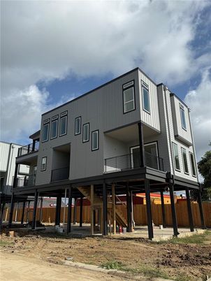 Exterior, Facade, Modern