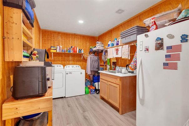 Interior, Recessed Lighting, Washer, Wood Texture Flooring