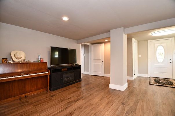 Interior, Piano, Recessed Lighting, Wood Texture Flooring