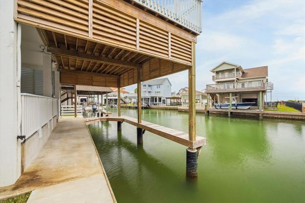 Exterior, Lake