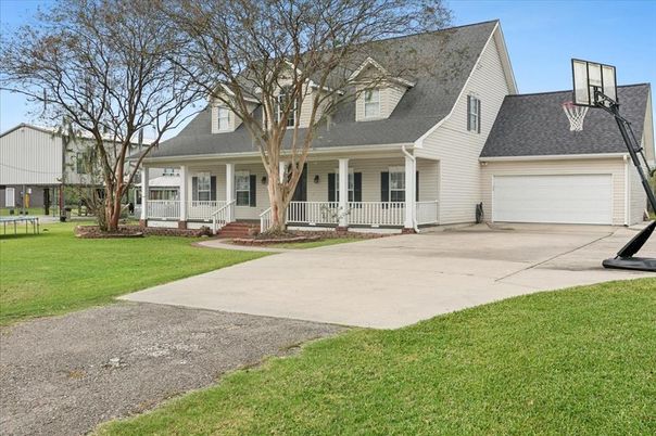 Attached, Exterior, Facade, Cape Cod