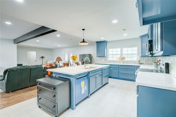 Interior, Kitchen, Living room, Pendant Lights, Recessed Lighting, Wooden Beams, Wood Texture Flooring