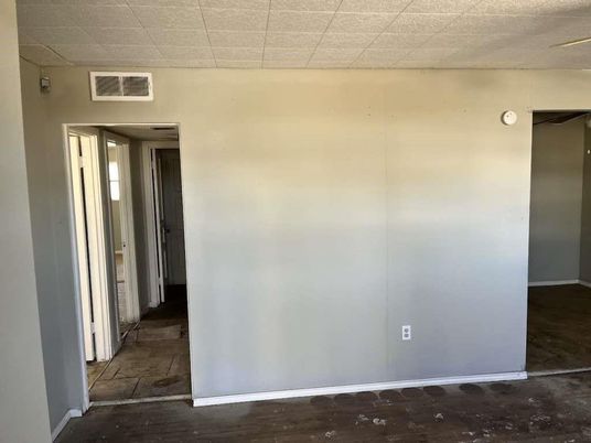 Empty room, Interior
