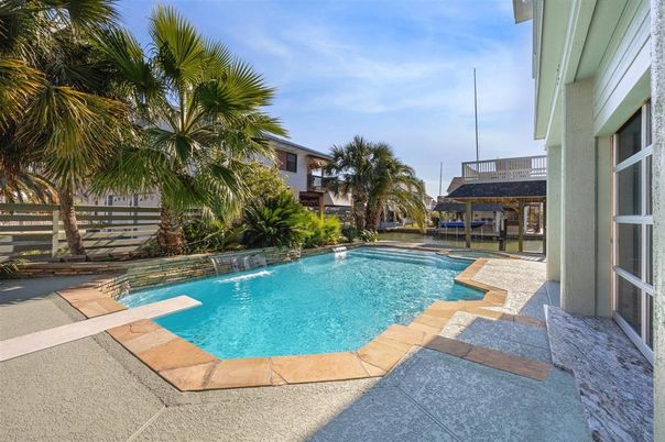 Exterior, Pool