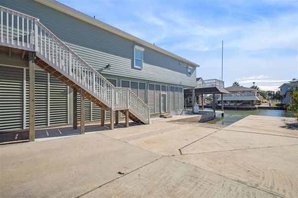 Exterior, Lake