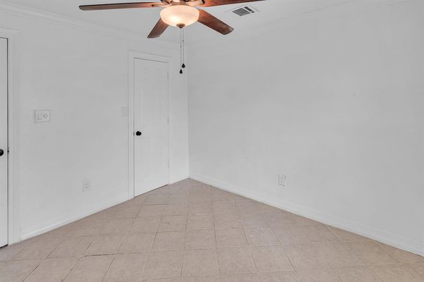 Empty room, Interior