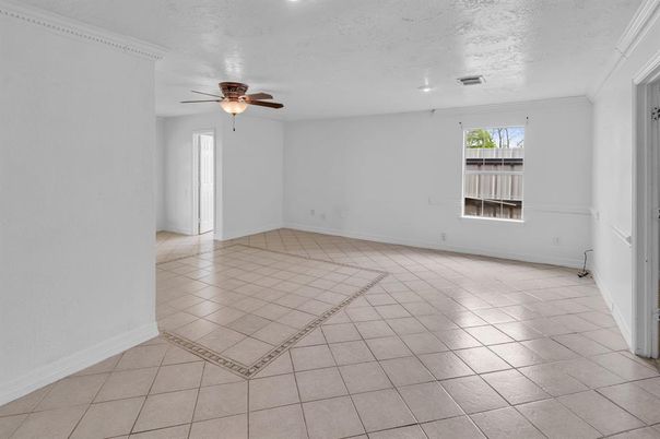 Empty room, Interior