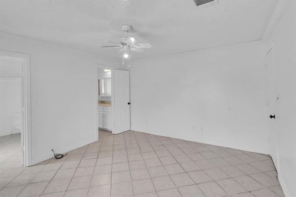 Empty room, Interior