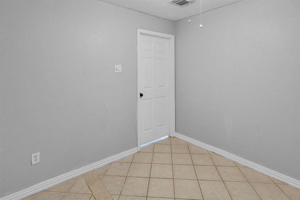 Empty room, Interior