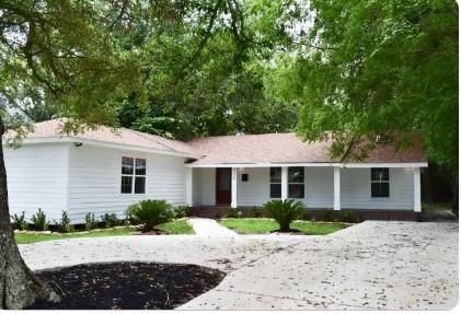 Exterior, Facade, Ranch
