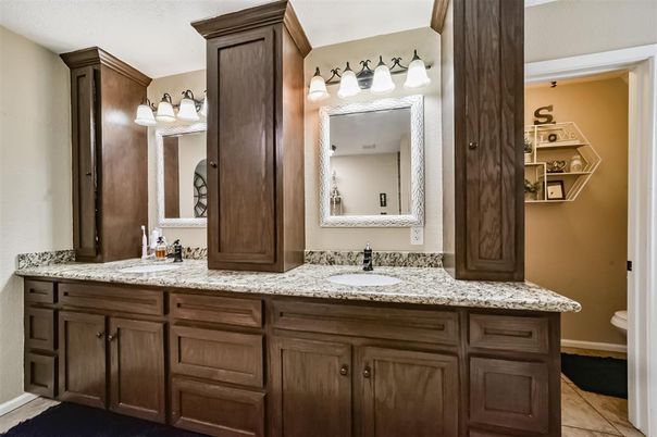 Bathroom, Dual Sink Vanities, Interior