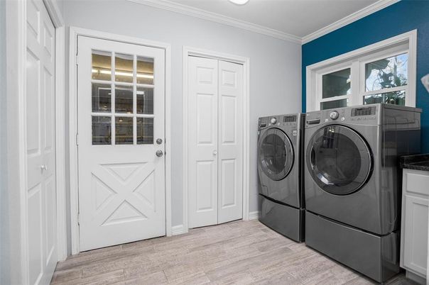 Interior, Washer, Wood Texture Flooring
