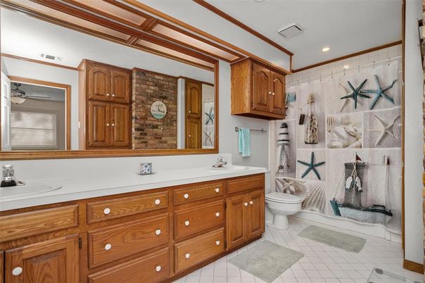 Bathroom, Dual Sink Vanities, Interior, Recessed Lighting