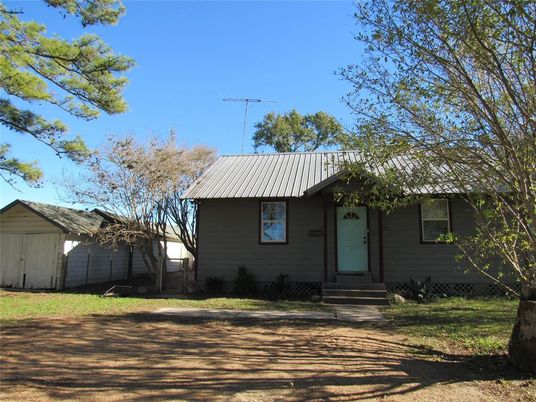 Exterior, Facade, Ranch