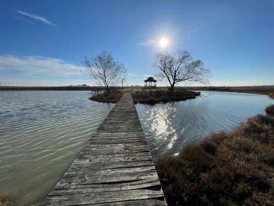 Exterior, Lake