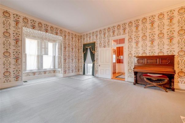 Interior, Piano