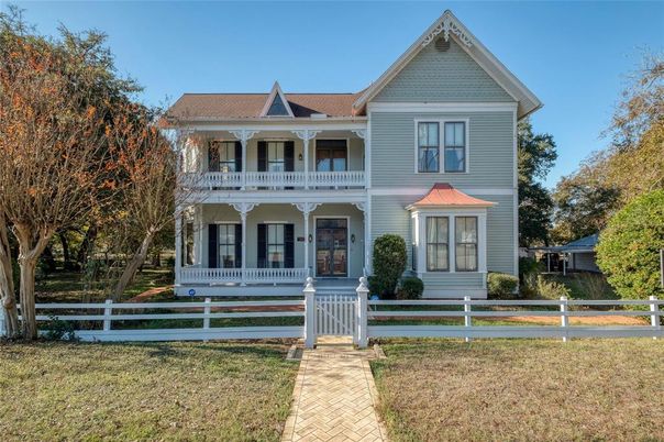 Exterior, Facade, Queen Anne Victorian