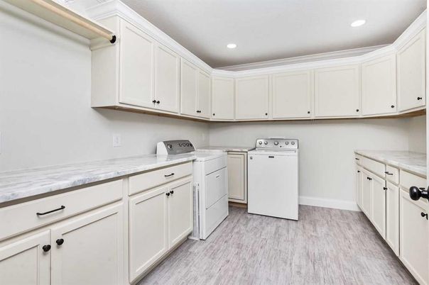 Interior, Recessed Lighting, Washer, Wood Texture Flooring