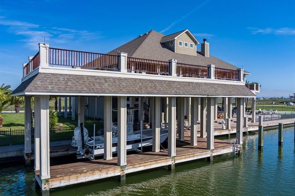 Exterior, Lake