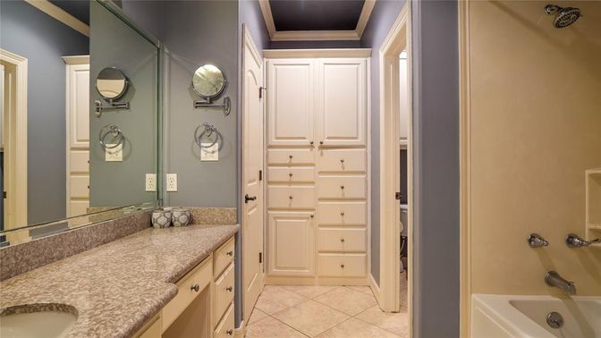 Bathroom, Dual Sink Vanities, Interior