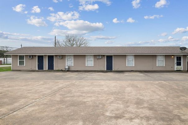 Exterior, Facade, Ranch