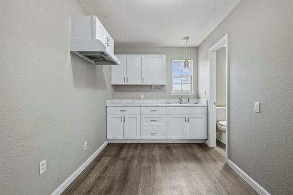 Bathroom, Interior, Pendant Lights, Wood Texture Flooring