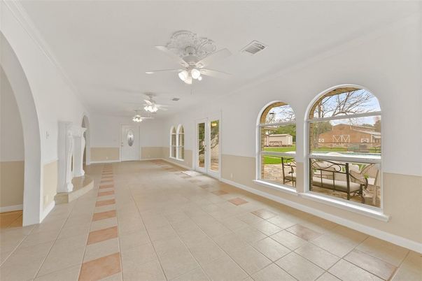 Empty room, Interior