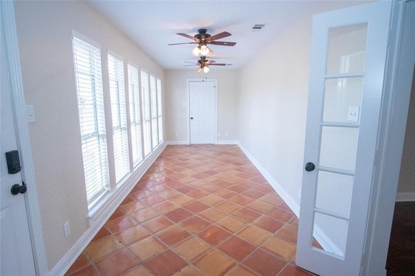 Empty room, Interior