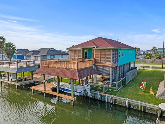 Exterior, Lake
