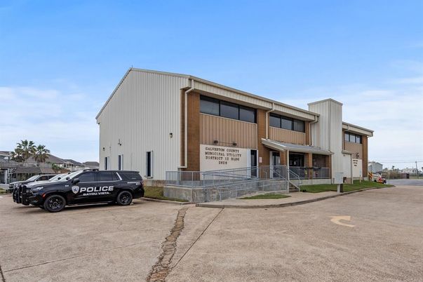 Attached, Exterior, Facade, Modern