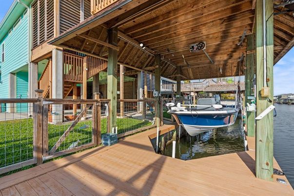 Exterior, Lake